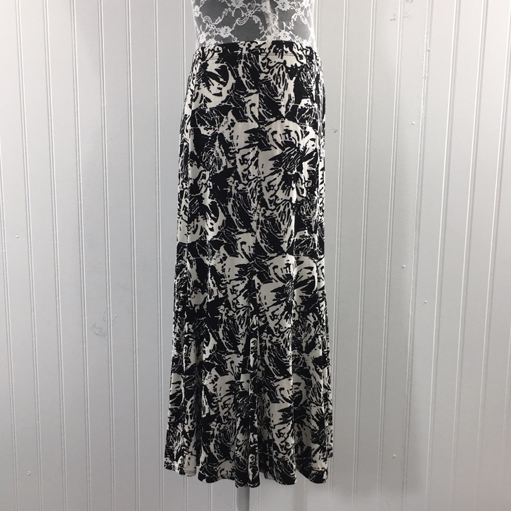 Chicos Travelers Black White Floral Print Skirt - Picture 2 of 10